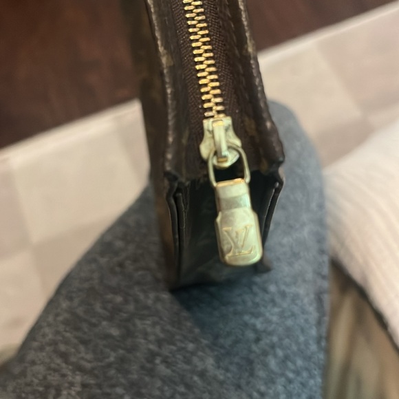 Louis Vuitton Monogram Toiletry Pouch 26 - Picture 10 of 10